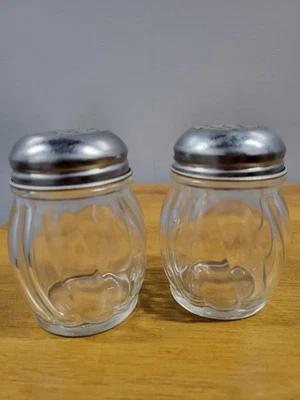 Coctelera de queso de vidrio remolino con tapa perforada de acero inoxidable 6 oz. cada Foto 1 de 4