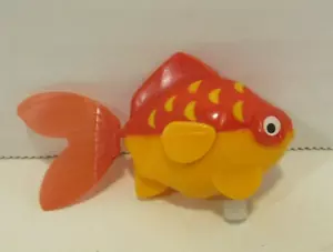 Vintage TOMY Kunststoff weiß Knopf Aufzieh Figur schwimmend orange Fisch - Bild 1 von 6
