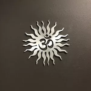 Insegna Arte Parete Om Sun Metallo Skilwerx 9 X 9 Namaste Yoga Meditazione Relax Decorazione - Foto 1 di 3