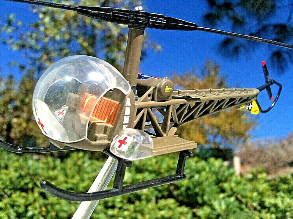 Corgi Bell H-13 Sioux US Army M.A.S.H Helicopter Fighting Machines 1:80 Scale - Image 1 of 4