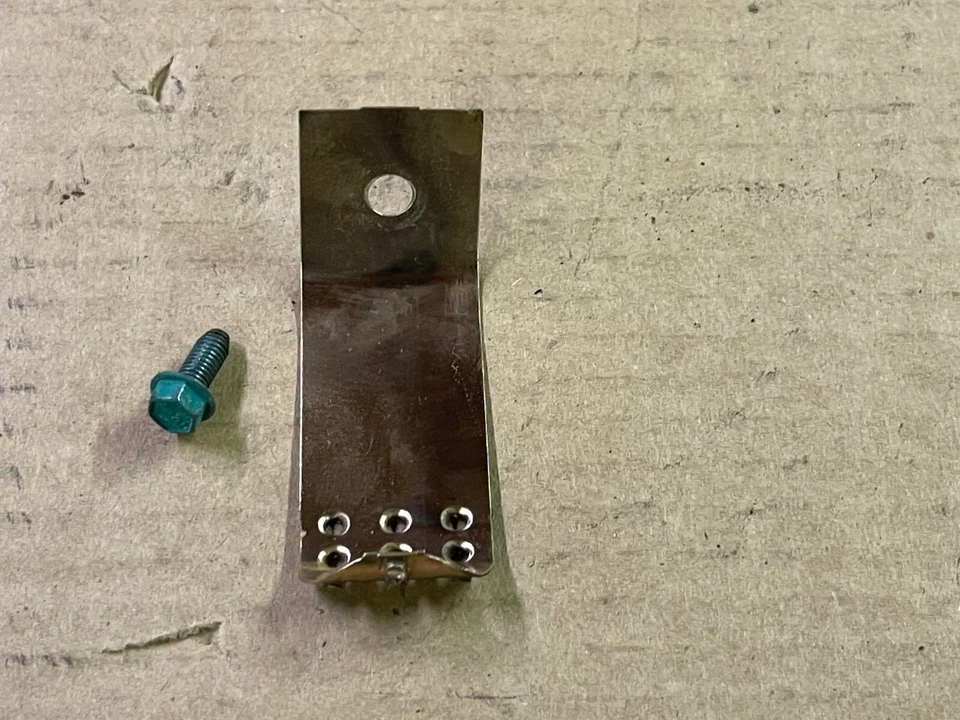 Clip de tierra para capó de fábrica Ford Mustang 87-93 con perno Cobra GT LX 5,0 OEM Foto 1 de 3