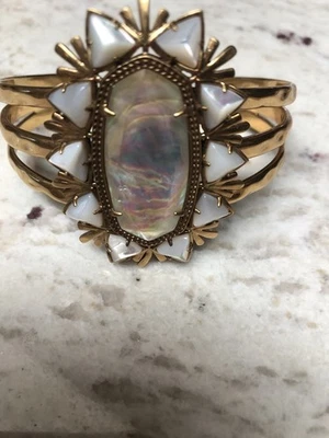 Hermosa pulsera de oro con piedra madreperla Foto 1 de 4