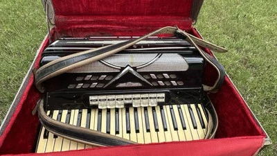 Rare Vintage Iorio Piano Accordion Serial #3061 Made in Italy w/ Case DFW Local - Image 1 of 4