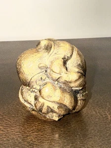 Vintage weinender Buddha Mönch Kunst Skulptur. Resin mit messingfarbener Oberfläche. 2”x2” - Bild 1 von 9