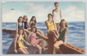 Postal Ocho Damas Posando en Trajes de Baño en Barco NH1 - Imagen 1 de 2