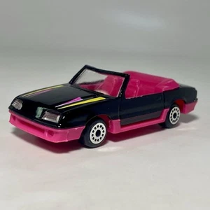 Zee D105 Ford Mustang GT Convertible 1:64 Diecast Diorama Model Car Black & Pink - Picture 1 of 13