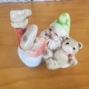 Fitz & Floyd Pequeña Figura Micro Santa Gnomo de 1", Acostado Sosteniendo Oso de Peluche - Imagen 1 de 8