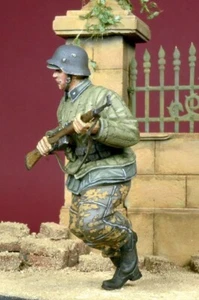 D-Day Miniature DD-35051 1/35 WSS Grenadier in Telogreika 1943-45 - Picture 1 of 4