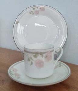 2 x Twilight Rose Royal Doulton Bone China Trios - Kaffeetasse Untertasse Teller. Sehr guter Zustand - Bild 1 von 4