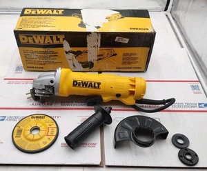 DeWalt DWE402W 4-1/2 Zoll (115 mm) kleiner Winkelschleifer (T2-E4) - Bild 1 von 17