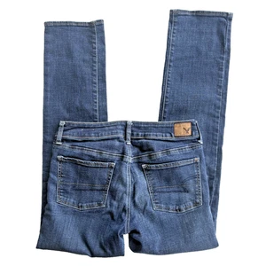 American Eagle Straight Super Stretch Size 8 Whiskered Blue Jeans Women's - Picture 1 of 5