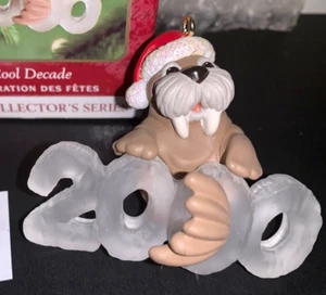 Hallmark Decorazione Natalizia Cool Decade 2000 Y2K Tricheco #1 in Serie da Collezione - Foto 1 di 6