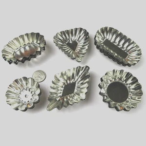 Set of 36 small assorted fluted edge tartlet tin molds (6 of each design) - Picture 1 of 4