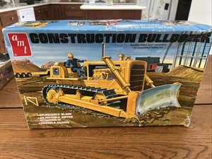 AMT 1:25 Construction Bulldozer Model Kit - AMT1086 - Picture 1 of 6