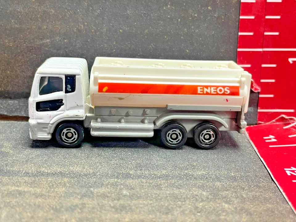 Takara Tomy Tomica No.90 UD Truck Quon Eneos Tanker - Image 1 of 4