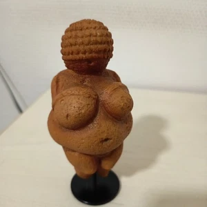 PA18VEN  FIGURINE VENUS DE WILLENDORF STATUES PARASTONE SCULPTURE MUSEE  9 CM - Picture 1 of 4