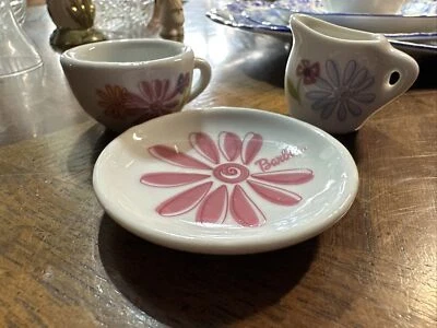 Juego de té miniatura Barbie placas y tazas crema rosa flor Schylling porcelana Foto 1 de 4