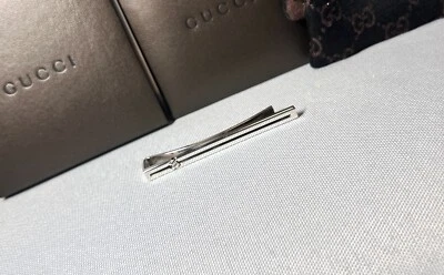 Autentica rara spilla GUCCI fermacravatta argento 925 ad incastro nodo GG + s... - Immagine 1 di 4