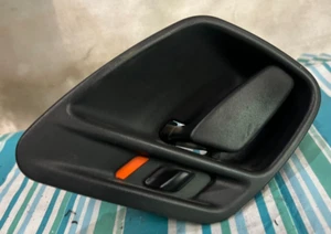 01 02 03 2004 Jeep Grand Cherokee FRONT LEFT DOOR HANDLE INSIDE 5FX73TRM LH B36 - Picture 1 of 7