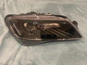 Faro derecho xenón 3V1941018B ŠKODA SUPERB 3V Bi EXCELENTE - Imagen 1 de 8