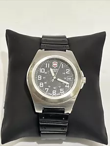 Vintage Victorinox Swiss Army Military quadrante nero con cinturino nuovo, batteria! - Foto 1 di 13