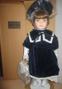 NUEVO EN CAJA Special Memories Avon Victorian Skater muñeca de porcelana 16" tiene sus propios patines - Imagen 1 de 5
