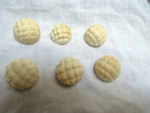 Antiguo Juego Vintage 6 Botones 7/8" Cruz eclosionada amarillo pálido plástico abovedado - Imagen 1 de 7