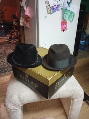 2 sombreros vintage Dunlap cachemira y terciopelo trilaby/fedora en caja original talla 7 1/8 Foto 1 de 4