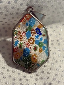 "Colgante de metal plateado de Murano Millefiori de colección 1"" X 1,25""" - Imagen 1 de 11