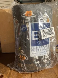 The Big One übergroße Plüsch Halloween Skelette Überwurf Decke - 5'x6' schwarz - Bild 1 von 6