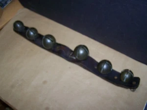 Antike Messing Jingle Schlitten Glocken an primitivem Lederband 6 Glocken Vintage - Bild 1 von 11