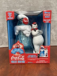 Coca-Cola Polar World Gefrierstation mit 2 Plastikglocken Sodagläsern 1998 Neu in OVP - Bild 1 von 6