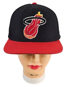 Miami Heat Mütze Kappe schwarz rot verstellbar Druckknopflasche breite flache Krempe Mitchell & Ness - Bild 1 von 8