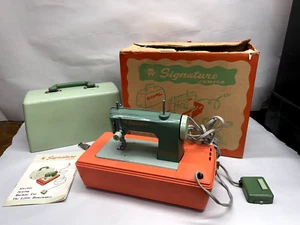 VINTAGE MONTGOMERY WARD 1960s SIGNATURE JUNIOR CHILDS SEWING MACHINE UNTESTED - Picture 1 of 20