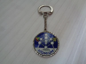 PORTE CLE ATOMIUM EN METAL EMAILLE - Imagen 1 de 4