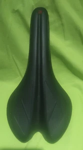 Louis Garneau Saddle Black - Picture 1 of 6