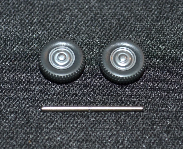 1:87 (H0) - Wiking 2 x PKW-Räder 9 mm/ Achse 22 mm - Zubehör - Bild 1 von 1