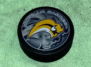 N H L Buffalo Hockey Sabres 3rd Logo Licensing Hockey Puck - Bild 1 von 2