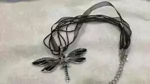 Nuevo Precioso Collar Mariposa Brillante Negro y Verde en Cadena Cinta - Imagen 1 de 3