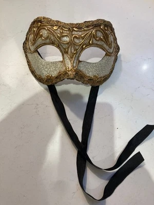 Authentic Kartaruga Venetian Papier-Mâché Mask – Columbina Crackle Gold Stucco - Image 1 of 3
