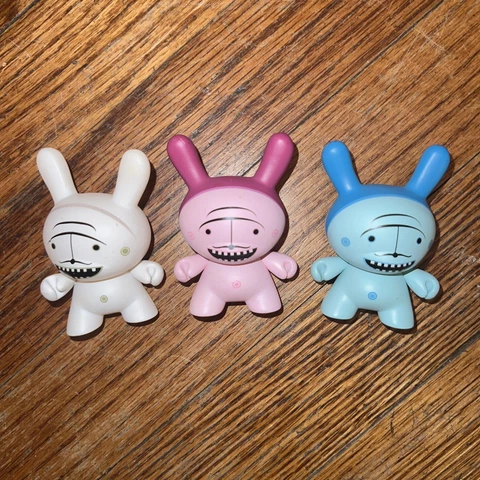 Kidrobot Dunny 2004 Dalek series Mustache Blue Pink White 3" vinyl figure Set Cover