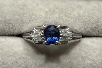 Anillo de platino con zafiro y diamantes baguette  Foto 1 de 4