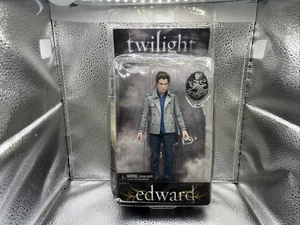 NECA 2008 Twilight Edward Cullen Sammelfigur mit Wappen Box beschädigt - Bild 1 von 8