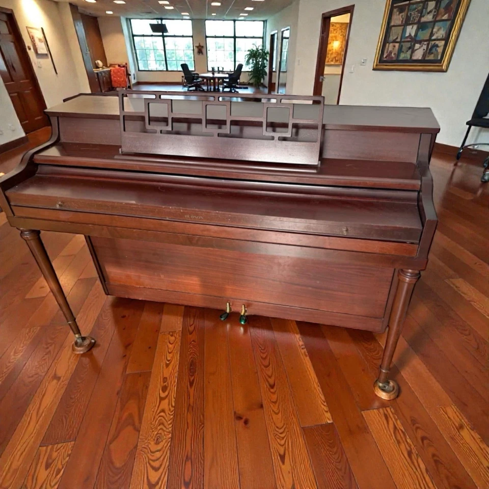 Gran piano vertical en gran forma con ¡ENTREGA GRATUITA! Foto 1 de 2