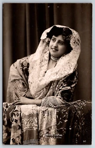 Conchita Ledesma c1907 Ernesto Madrid hübsches Mädchen Studio Foto Rppc Postkarte - Bild 1 von 2