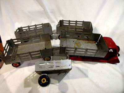 Camión de estacas Marx Studebaker de colección con 4 remolques Foto 1 de 4