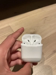Apple AirPods 2nd Generation with Charging Case - White - Photo 1 sur 4