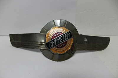 Insignia adorno capó Mopar 1950 Chrysler Newport Windsor (SRa) usado OEM Foto 1 de 4