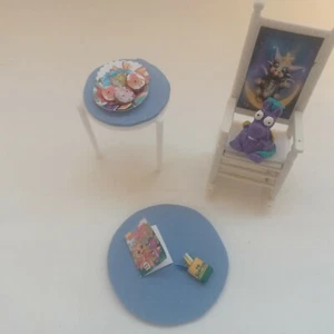 Miniatur Puppenhaus Möbel Konvolut Schaukelstuhl Drache Zubehör Teppich Buch  - Bild 1 von 8
