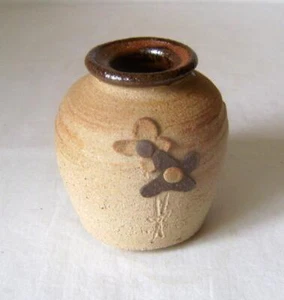 Vaso ceramica da studio vintage: marrone rustico con fiori modellati: con sigillo EP - Foto 1 di 7